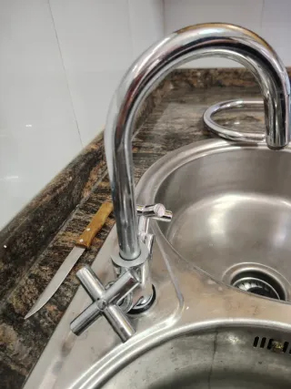 Grifo de cocina de diseño reto plateado,