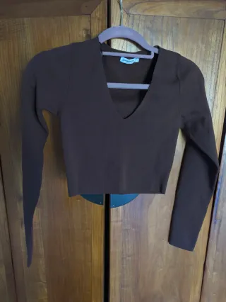 Camiseta marrón escote pico talla S