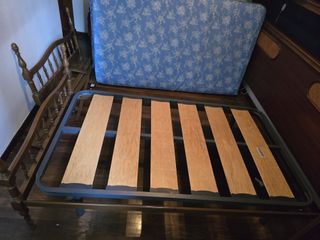 Somier metálico con láminas gruesas de madera