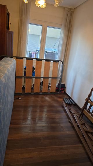 Somier metálico con láminas gruesas de madera