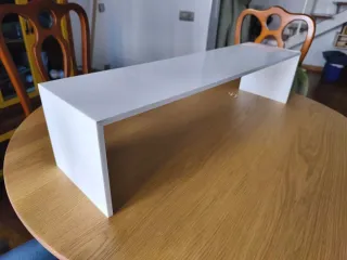 Estantería blanca de resina