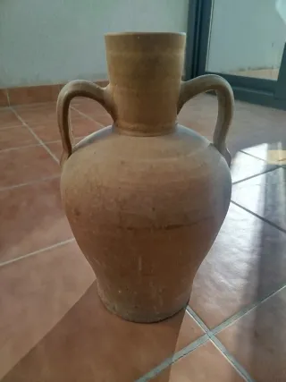 Cántaro antiguo de barro con asas