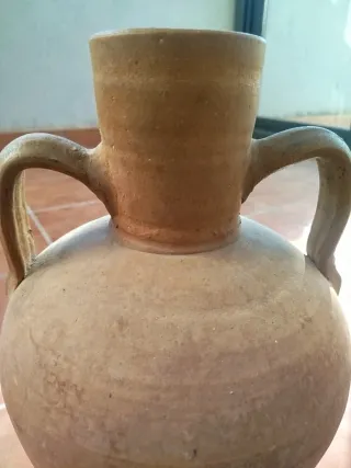 Cántaro antiguo de barro con asas