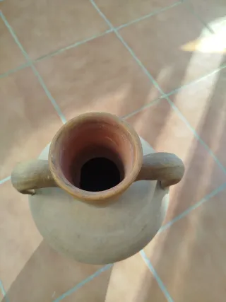 Cántaro antiguo de barro con asas