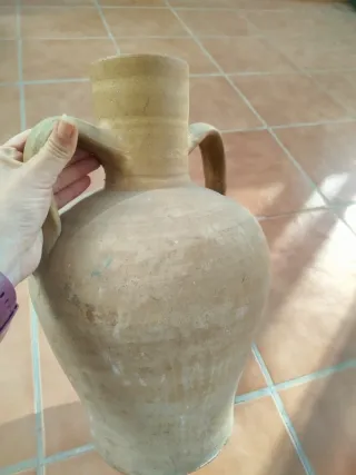 Cántaro antiguo de barro con asas