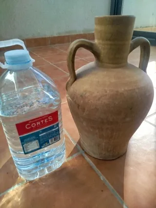Cántaro antiguo de barro con asas