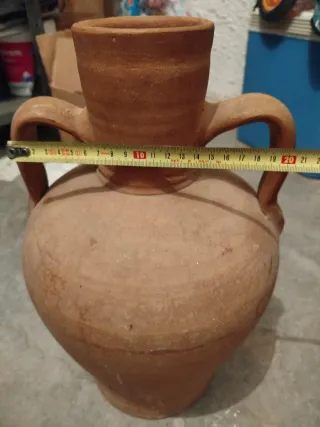 Cántaro antiguo de barro con asas