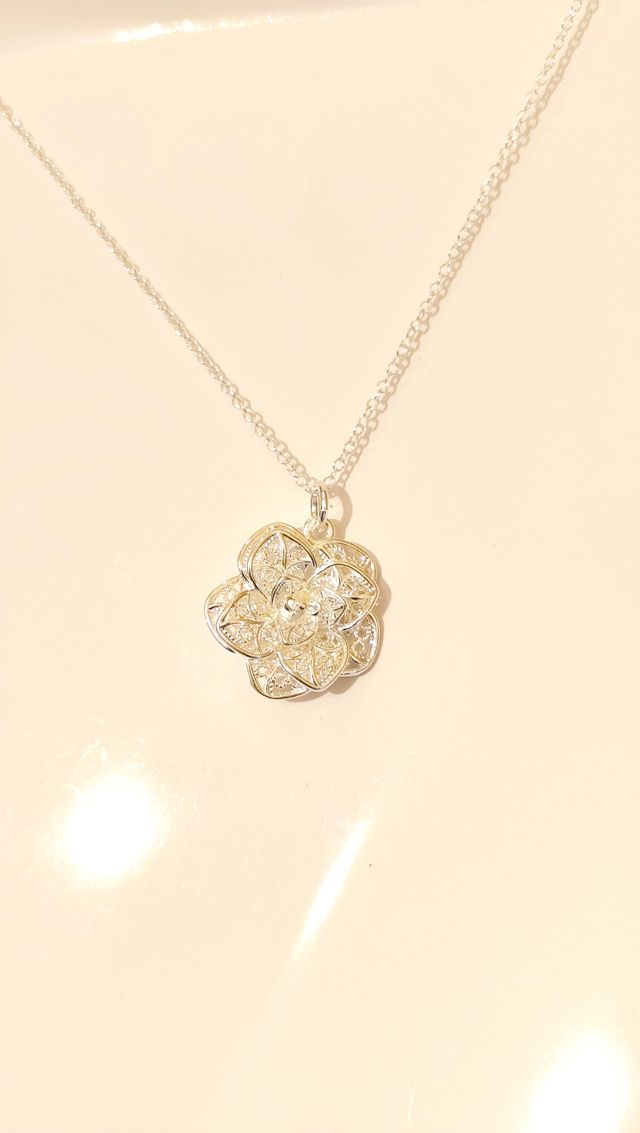 Collar de plata S925 con colgante de flor