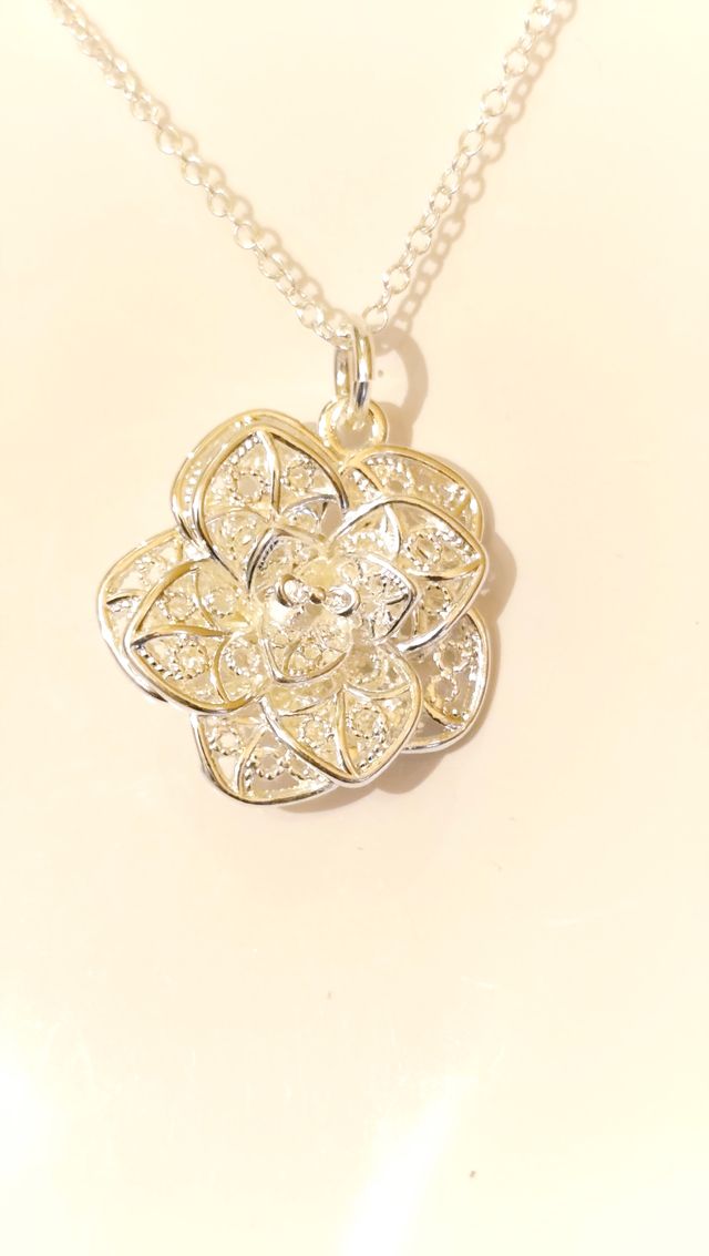 Collar de plata S925 con colgante de flor