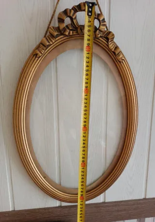 Marco ovalado dorado estilo antiguo con cristal