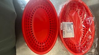 Bandejas rojas de plástico