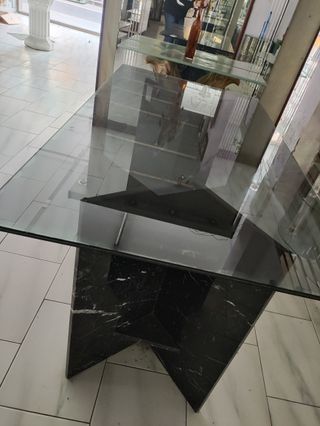 Mesa cristal gris y patas mármol negro con betas