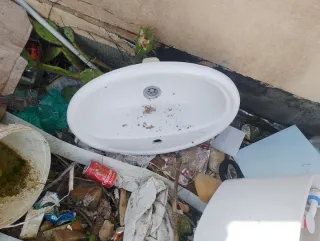 Lavabo de porcelana con detalles de mármol