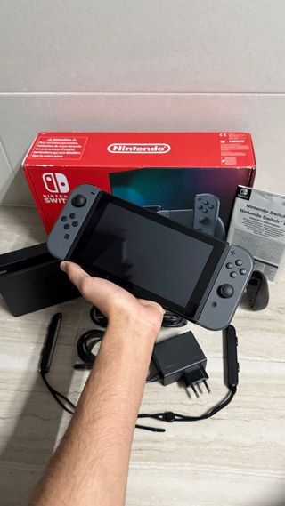 Nintendo Switch V2 + Caja y Accesorios