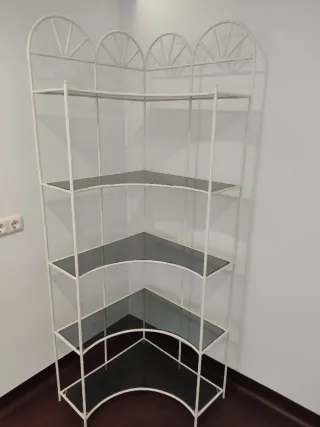 Estantería esquinera de cristal y metal