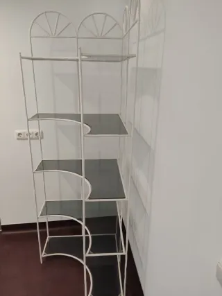 Estantería esquinera de cristal y metal