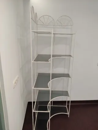 Estantería esquinera de cristal y metal