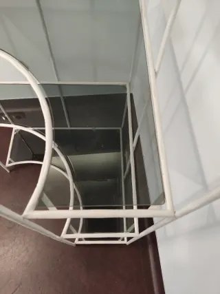 Estantería esquinera de cristal y metal