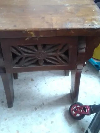 Mesa antigua con cajón