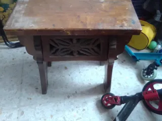 Mesa antigua con cajón