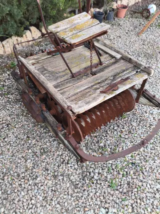 Trillo antiguo para decoración