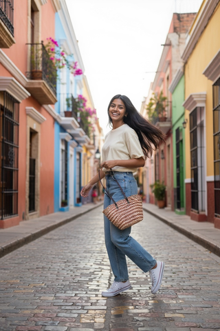 Bolso de paja con líneas