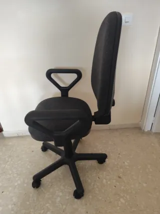 Silla de oficina con ruedas y reposabrazos