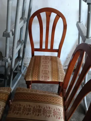 Mesa de madera y sillas clasicas