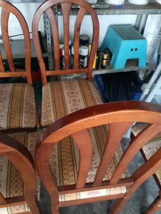 Mesa de madera y sillas clasicas