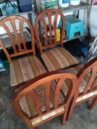Mesa de madera y sillas clasicas