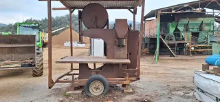 Sierra cinta con astilladora para leña