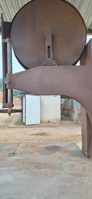 Sierra cinta con astilladora para leña