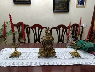 Candelabros y reloj de bronce