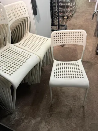 Sillas blancas apilables