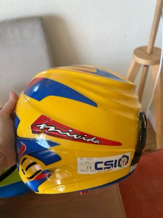 Casco, botas y gafas de esquí para niño