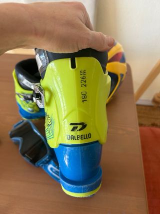 Casco, botas y gafas de esquí para niño