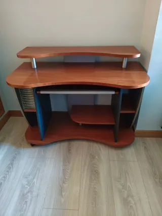 Mueble ordenador madera y metal