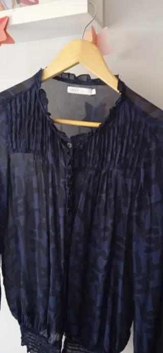 Camisa Only azul y negra, semitransparente.