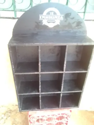 Estantería café con 9 compartimentos