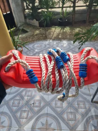 Columpio infantil rojo con cuerdas