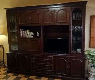 Mueble de salón clásico madera maciza y cristal