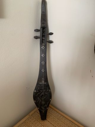 Instrumento musical de madera tallada