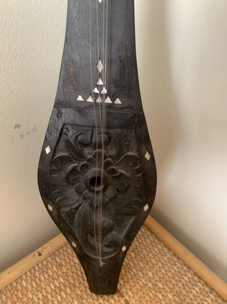 Instrumento musical de madera tallada