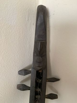 Instrumento musical de madera tallada