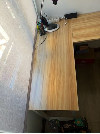 Escritorio de madera en L