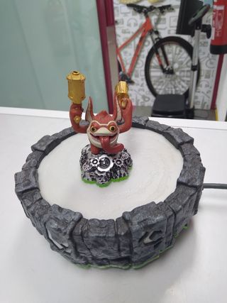 Accesorio Xbox 360 Invizimals Base Y Muñeco