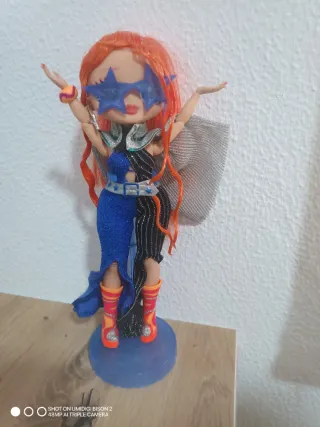 Muñeca LOL con estrellas y botas