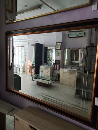 espejo con marco negro y dorado