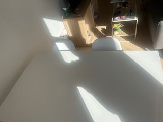 Mesa de comedor blanca de madera