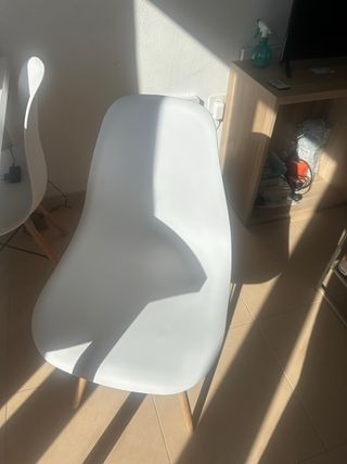 Mesa de comedor blanca de madera